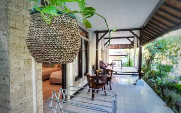 In-room safe, desk, free WiFi, bed sheets - Puri Tulamben Dive Resort (Tulamben)