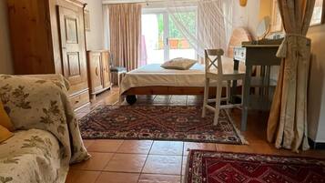 Ein Schlafzimmer mit einem Bett, einem Schreibtisch, einem Stuhl und einem Kleiderschrank.