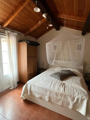 4 camere, una scrivania, ferro/asse da stiro, culla da viaggio