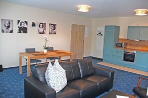 Una televisión, una chimenea