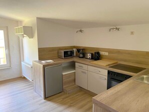 Kühlschrank, Mikrowelle, Ofen, Geschirrspüler