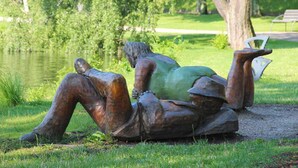 Puistossa sijaitseva veistos, jossa on kaksi ihmishahmoa.