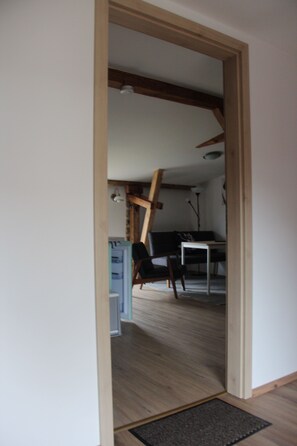 A room with a wooden ceiling beam, a desk, a chair, and a computer. - Tenne 2 - Müritz apartment (Röbel/Müritz)