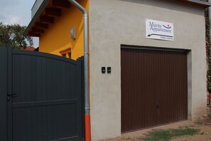 A building with a sign reading 'Müritz Appartement' and a large garage door. - Tenne 2 - Müritz apartment (Röbel/Müritz)