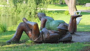 A sculpture of two figures in a park setting. - Tenne 2 - Müritz apartment (Röbel/Müritz)