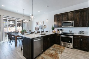Fridge, microwave, oven, stovetop - Ocotillo Springs Resort 21 | Park Place, Sleeps 20 guest, Private Balcony, and Community Pool (Santa Clara)