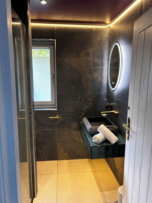 Ensemble douche/baignoire, sèche-cheveux, peignoirs, chaussons