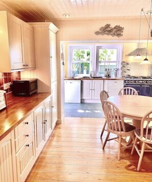 Fridge, microwave, oven, stovetop - Luxury Country house with Spa  (Cairndow)