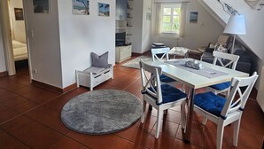 Een knus woongedeelte met een eethoek, een zithoekje en een kitchenette.