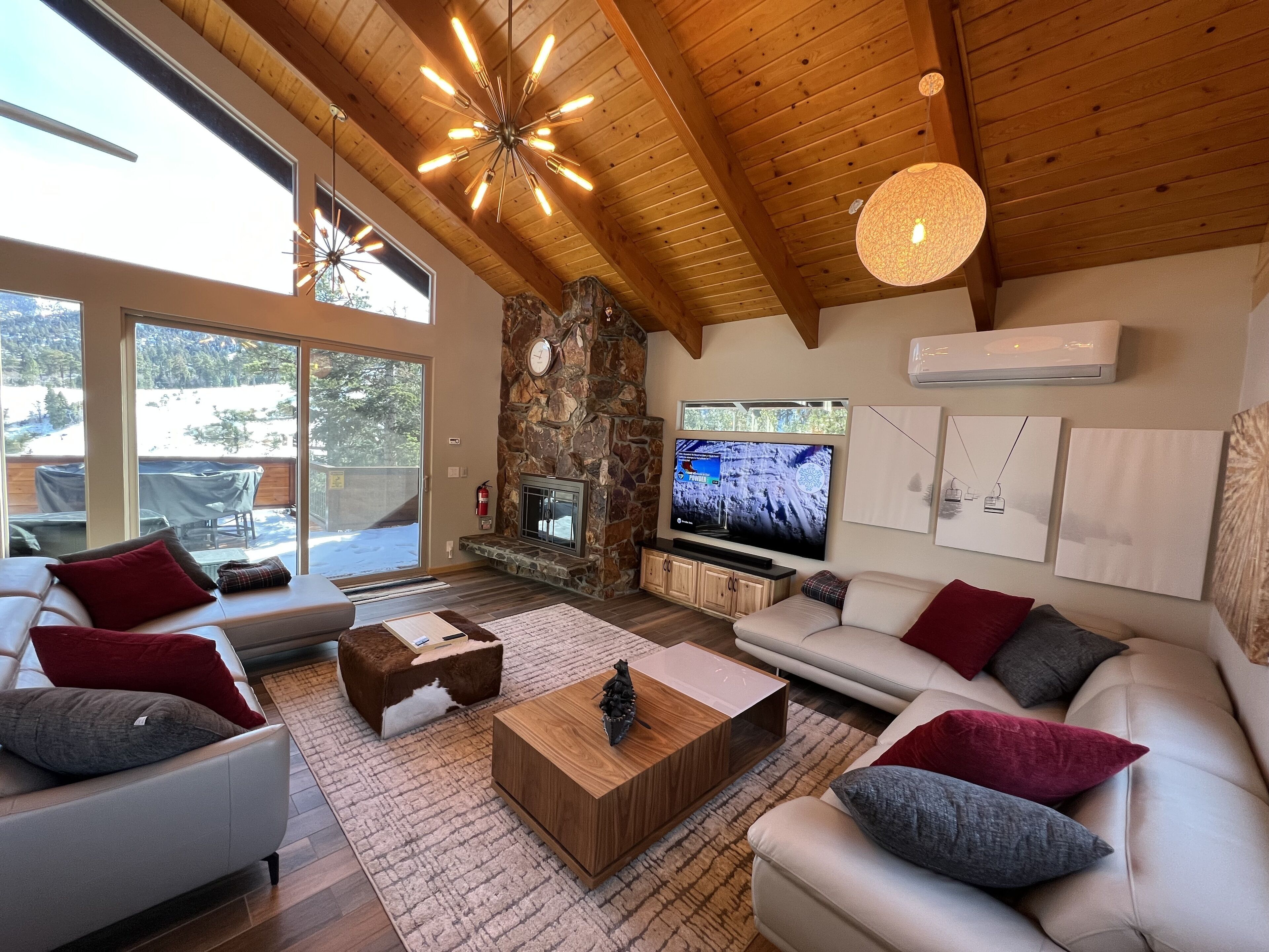 TV connectée, cheminée, jeux vidéo, baby-foot