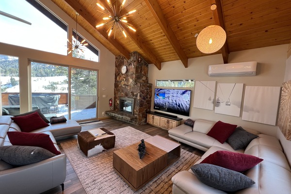 Een smart-tv, een open haard, videogames en tafelvoetbal