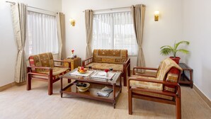 Ein Wohnzimmer mit einer Sofagarnitur, einem Couchtisch und einem kleinen Beistelltisch.