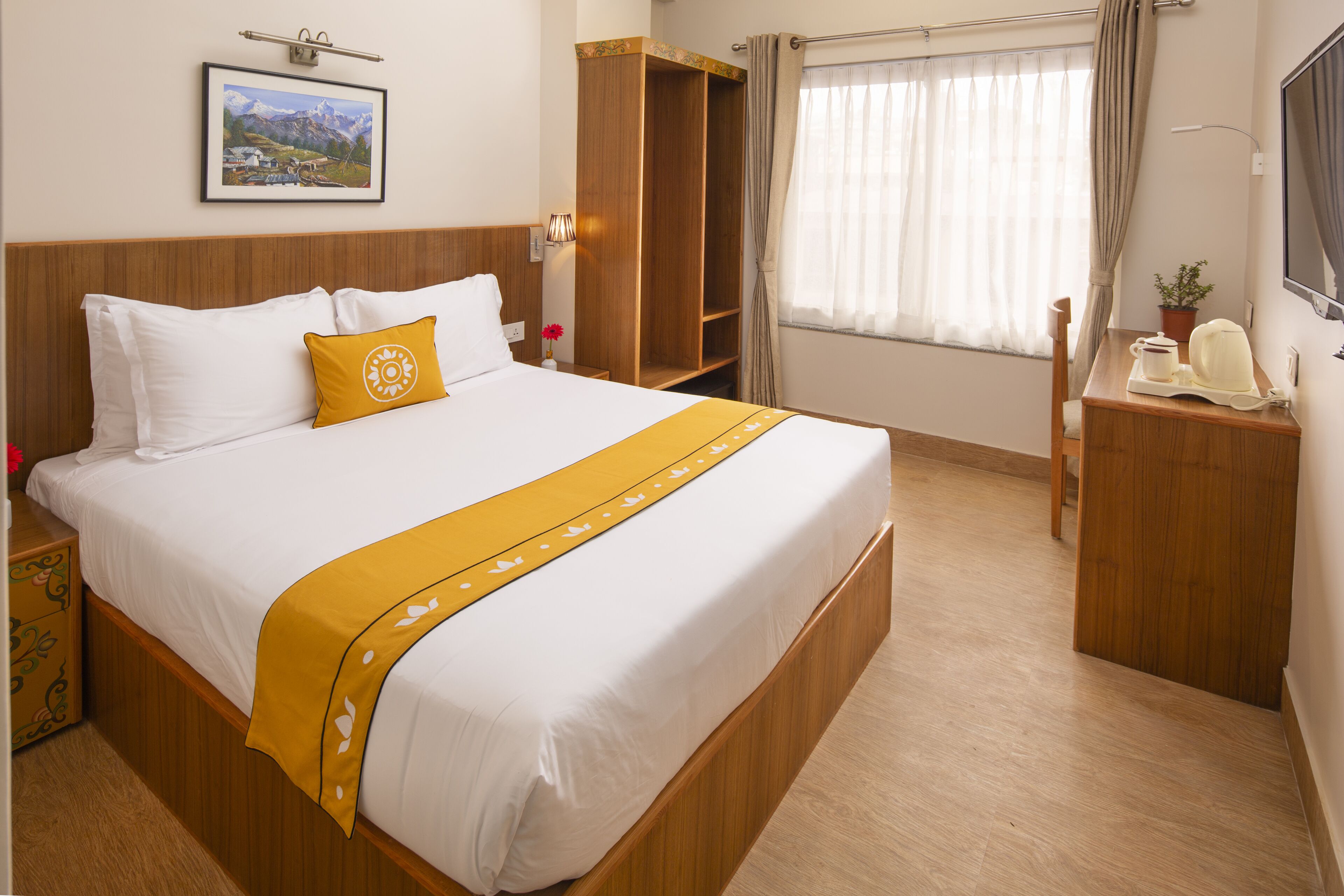 Una habitación de hotel con una cama grande, cabecero de madera y un armario.