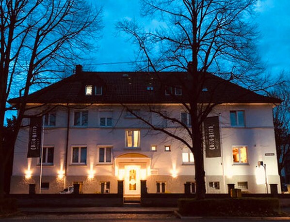 Front of property – evening/night - Hotel Cocco Bello in der Villa Foret (Ludwigsburg)