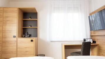 Allergikerbettwaren, Minibar, Zimmersafe, Schreibtisch