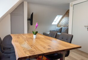 Classic Studio Suite | Living area | Flat-screen TV