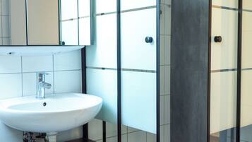 Classic-Studiosuite | Badezimmer | Dusche, Haartrockner, Handtücher, Seife