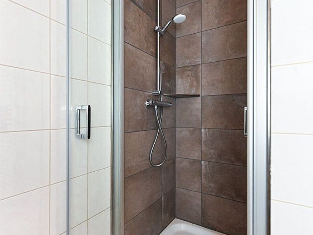 Dusche, Handtücher, Seife, Toilettenpapier