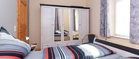 2 bedrooms, travel crib, bed sheets