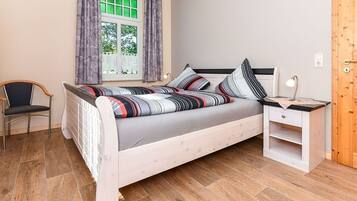 2 slaapkamers, reisbedje, beddengoed