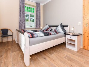 2 Schlafzimmer, Reisekinderbett, BettwÀsche