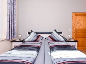 2 bedrooms, travel cot, bed sheets - Apartment West - Ferienhof Deich in sight (Esens)