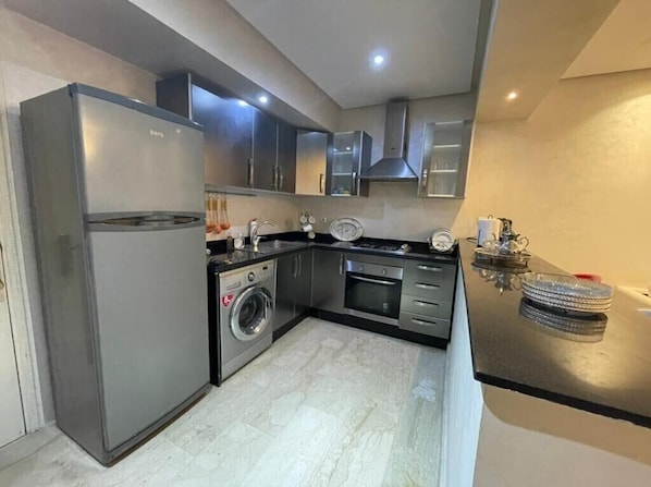 Réfrigérateur, micro-ondes, four, plaque de cuisson