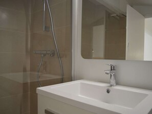 Bathroom - Renovated house 2020 with terrace, parking and WIFI - 3 bedrooms, 2 bathrooms (Banyuls-sur-Mer)