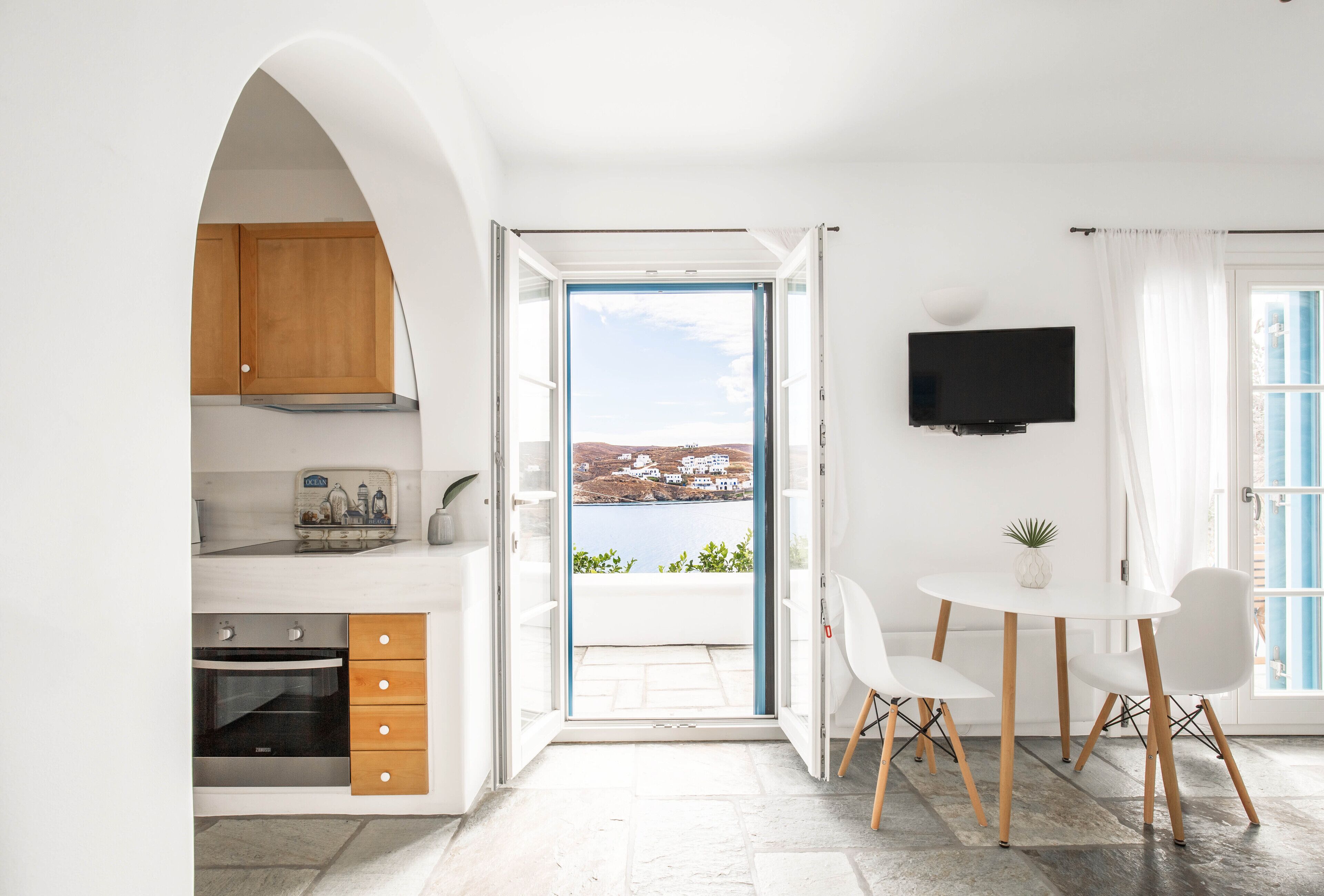 Køleskab, mikrobølgeovn, ovn, kaffe-/temaskine