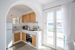 Kühlschrank, Mikrowelle, Ofen, Wasserkocher mit Kaffee-/Teezubehör