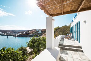 Terrace/patio - Luxury Seafront Apartment in Loutra Kythnos (Loutra)