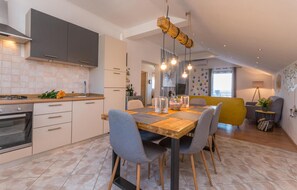 Fridge, stovetop, dishwasher, coffee/tea maker