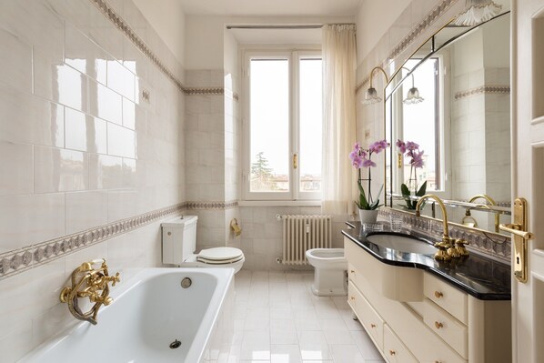 Duschwanne, Haartrockner, Bidet, Handtücher