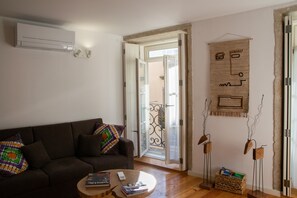 TV - Charming apartment with balcony  in the heart of Porto (Porto)