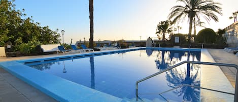 Outdoor pool, a heated pool