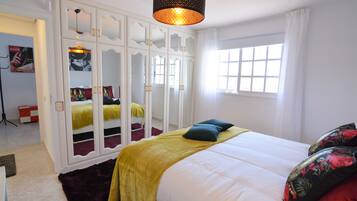 3 slaapkamers, een strijkplank/strijkijzer, reisbedje, wifi