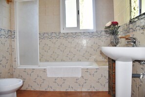 Badewanne, Haartrockner, Bidet, Handtücher