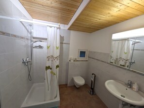 Shower, hair dryer, soap, toilet paper - Mas exceptional view, equipped kitchen, 2bathroom, large garden, river, parking (Roche-Saint-Secret-Béconne)