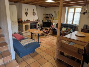 Fernseher, Kamin, DVD-Player, Bücher