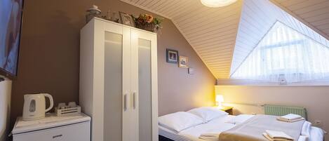 Camera quadrupla | Una scrivania, Wi-Fi gratuito, lenzuola