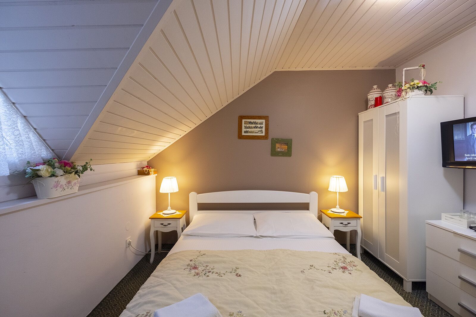 Double Room | Desk, free WiFi, bed sheets