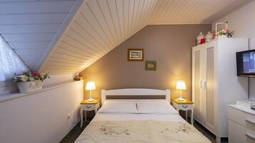 Double Room | Desk, free WiFi, bed sheets