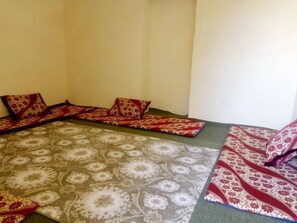 Quarto família | Espaço de trabalho para notebook, roupa de cama