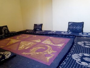 Quarto família | Espaço de trabalho para notebook, roupa de cama