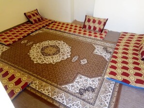 Quarto família | Espaço de trabalho para notebook, roupa de cama