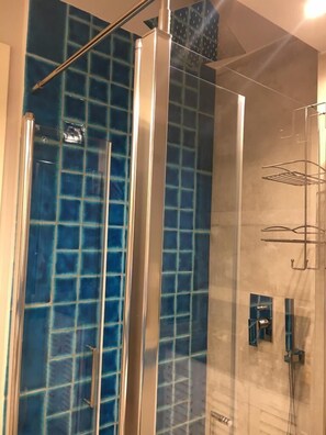 Bruser, hårtørrer, bidet, håndklæder
