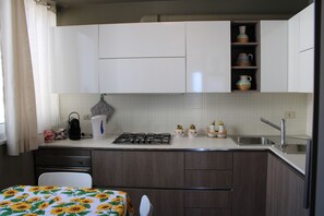 Frigorifero, microonde, forno, piano cottura