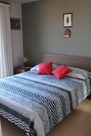 2 chambres, bureau, fer et planche à repasser, lit de bébé portatif