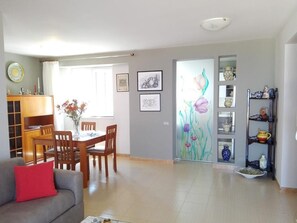 Fernseher, DVD-Player, Bücher