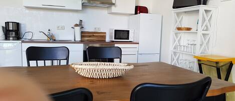 雪櫃、微波爐、焗爐、爐具